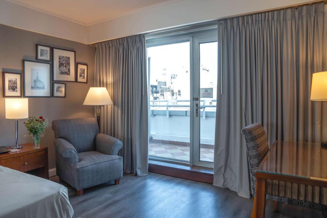 Habitación con cama extragrande y balcón