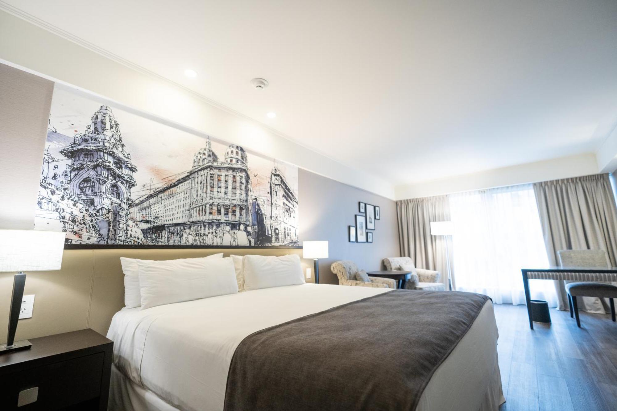 Habitación con cama extragrande.